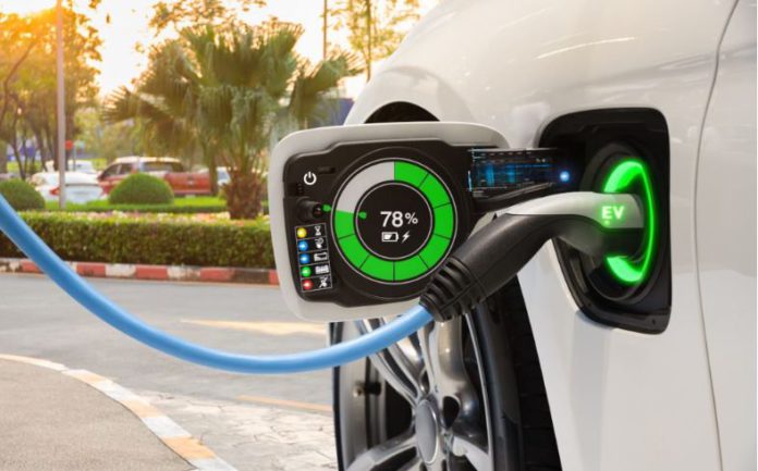Novos materiais podem ajudar baterias de carros elétricos a carregarem mais rápido