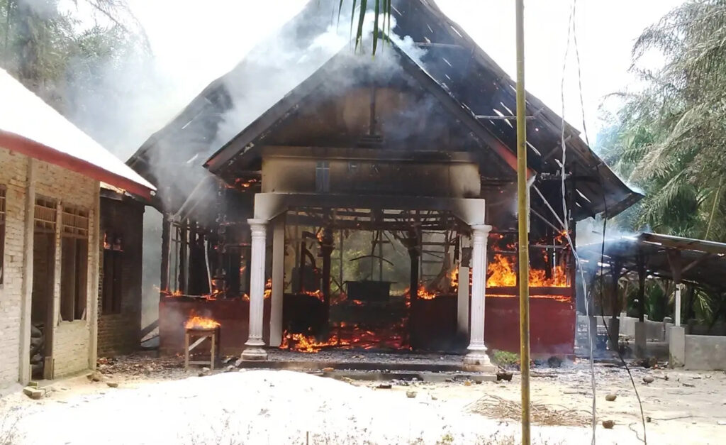 Mais de cem igrejas são incendiadas na Índia