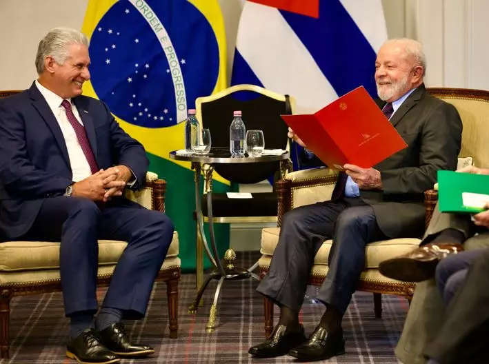 Lula se reúne com o ditador de Cuba em Paris
