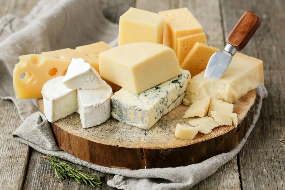 Teste identifica problemas em 49 marcas de queijo: bactérias e excesso de sódio