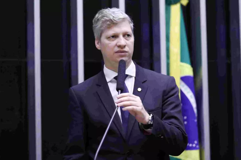 Deputado do Novo acusa presidente da Câmara de beneficiar ‘o bandido Lula’