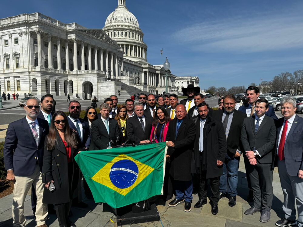 “O Brasil infelizmente não é mais uma democracia”, afirmou Eduardo Bolsonaro nos EUA