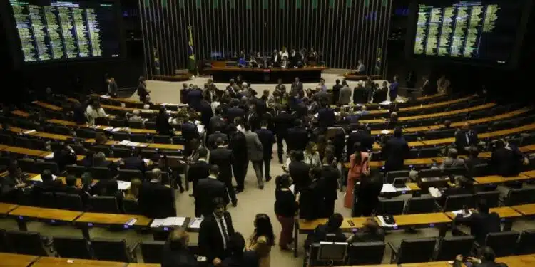 Mais uma derrota do Governo: Câmara aprova urgência para projeto que autoriza “força policial” contra MST