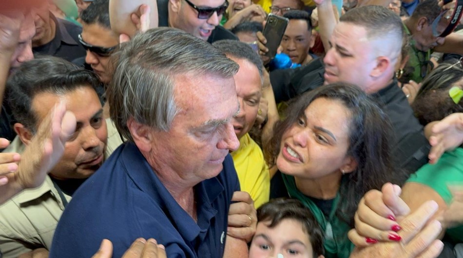 Bolsonaro chega em Várzea Grande MT e é ovacionado por multidão no Aeroporto