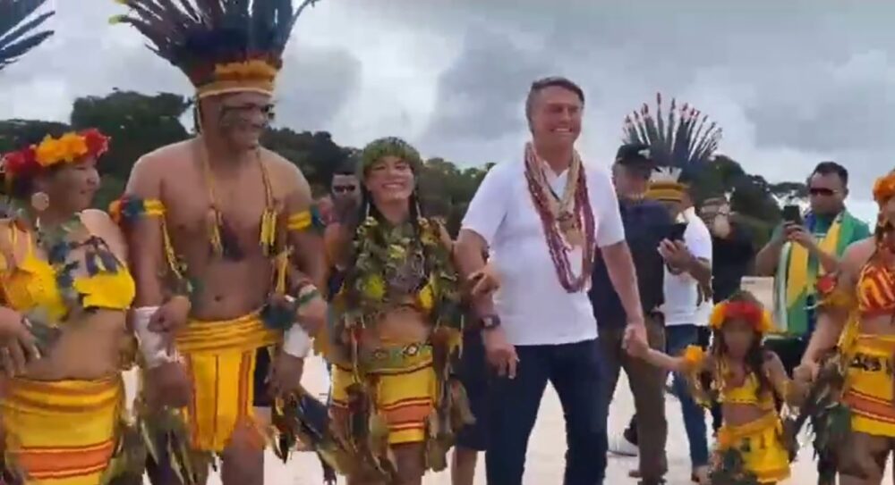 Bolsonaro visita aldeia, dança e joga bola com indígenas; VEJA VÍDEO