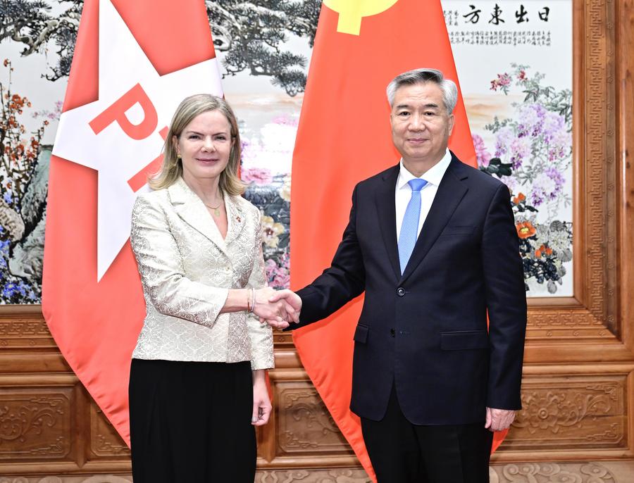 Em Pequim, presidente do PT fala em “aprofundar parcerias” com Partido Comunista da China