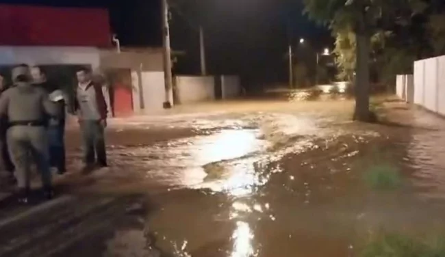 Barragem se rompe e mais uma cidade é invadida pelas águas no RS; VEJA VÍDEOS