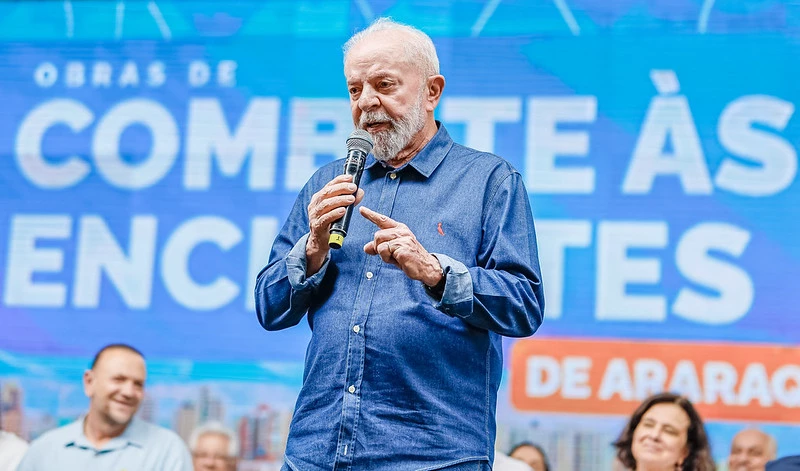 Educação: Servidores protestam contra Lula em evento em SP