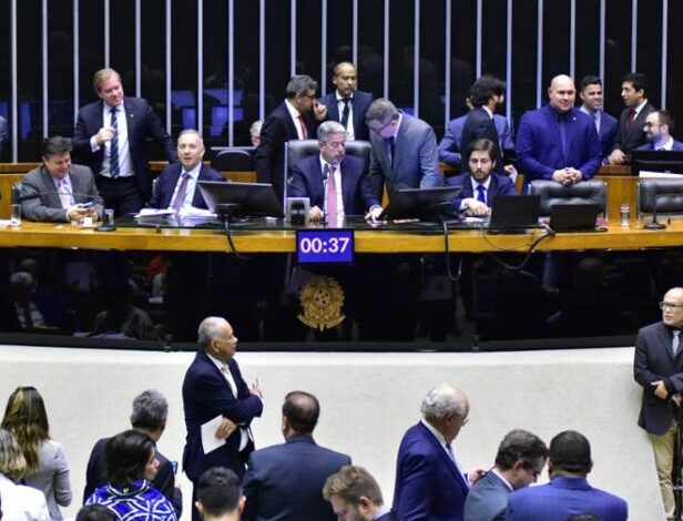 URGENTE: Câmara mantém todos os vetos de Bolsonaro à LSN e barra criminalização de fake news