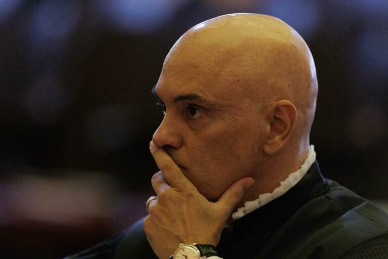 Documento coloca juiz auxiliar de Alexandre de Moraes sob suspeita