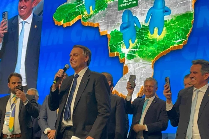 Bolsonaro é ovacionado um dia após Lula ser vaiado Bolsonaro é ovacionado um dia após Lula ser vaiado