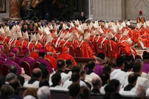 “Que seja eleito o papa que a humanidade precisa”, pede cardeal