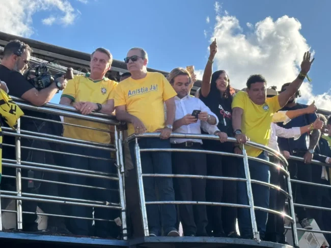 Caminhada pró-anistia com a presença de Bolsonaro, reúne multidão em Brasília