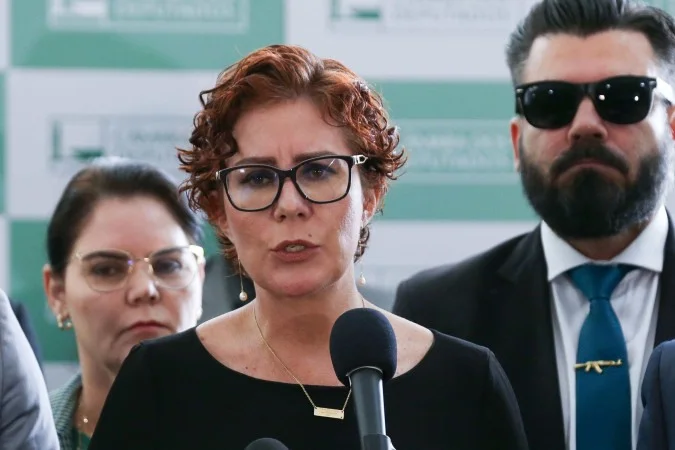 Carla Zambelli é presa na Itália Carla Zambelli é presa na Itália