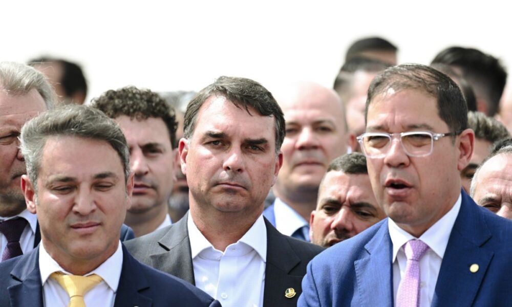 Vice da Câmara ameaça pautar anistia caso Hugo Motta viaje ao exterior