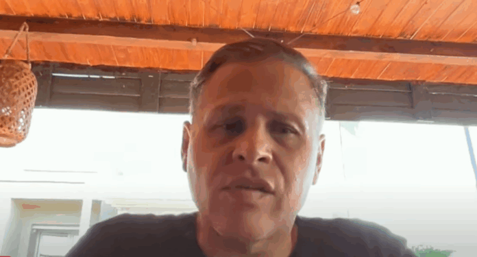 Ex-assessor de Moraes, exilado na Itália, elogia o Reaja Brasil Ex-assessor de Moraes, exilado na Itália, elogia o Reaja Brasil